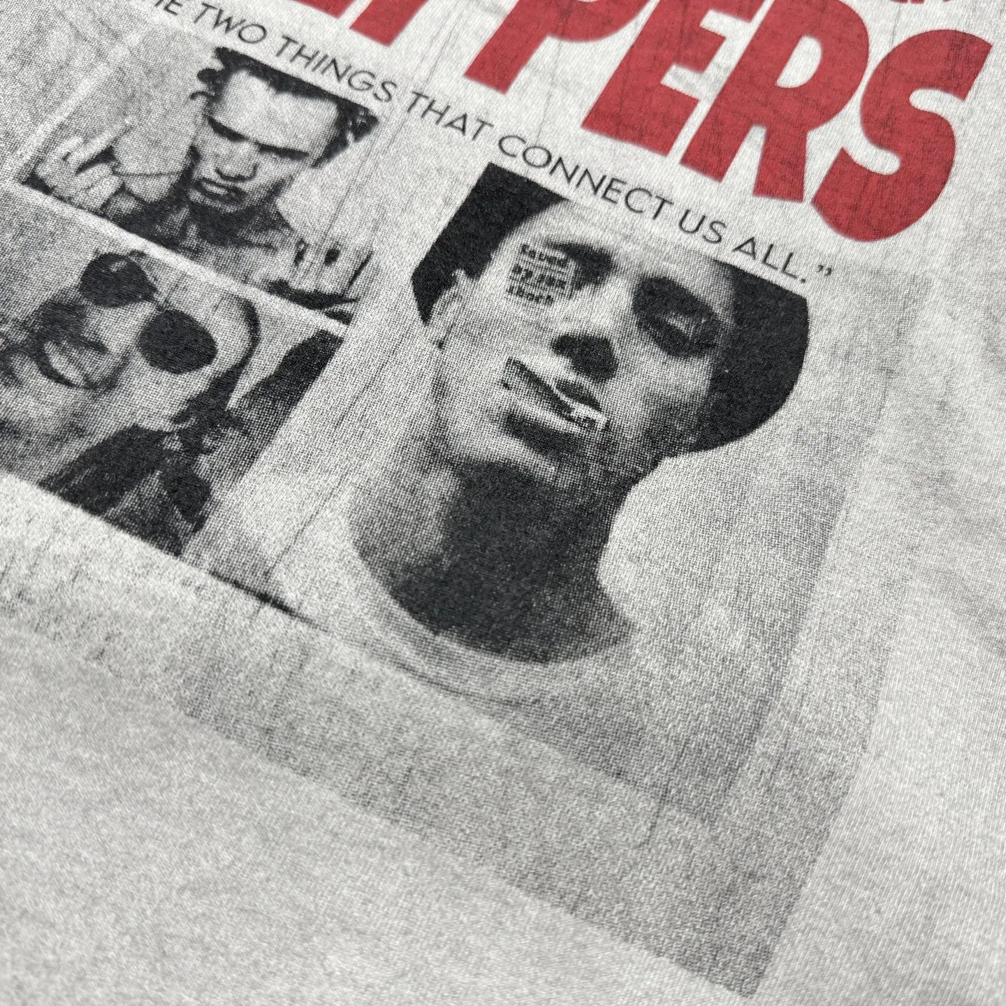 P158 # CTS-98 Saint 26SS RHCP Red Hot Chili Peppers co-branded long sleeves. Original washed 260g pure cotton fabric. Retro single-stitch heaven and earth stitch technology. Heavy Assut fermentation mill washing water. Invincible hand feel and texture. Size: S M L The most common and complex single-needle sewing process (commonly known as single-thread heaven and earth stitch) among vintage vintage brands such as Michael. White ink direct-injection printing is clear and delicate. Heavy distressed washing process. Special cement gray effect that can only be achieved by multiple washings. Absolutely invincible texture and feel. Perfectly achieves the natural retro high-end sense of vintage. Distinguishes the hard and uncomfortable garbage washing effect.
